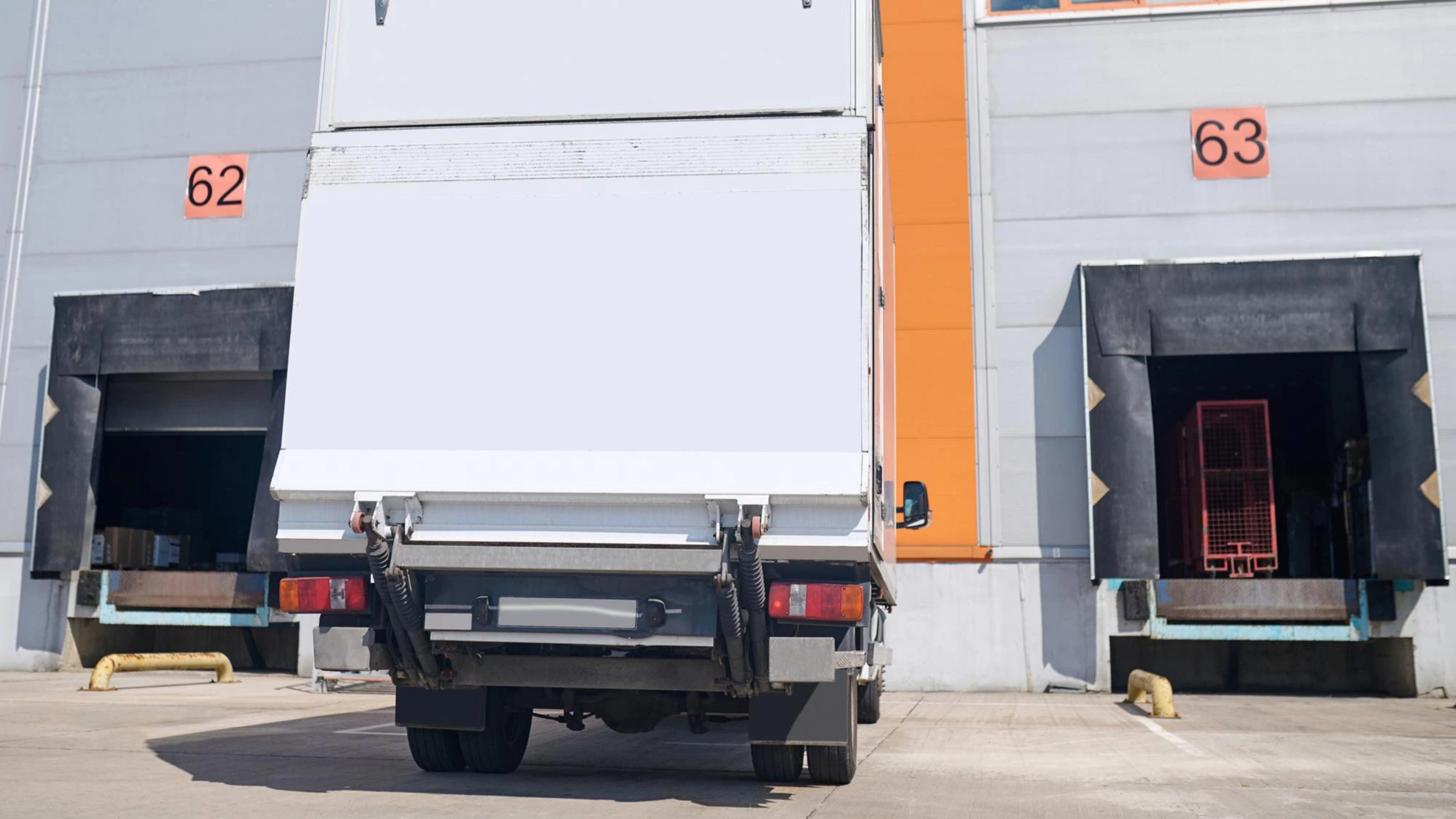 Why do Walking Floor Trailers depend on a hydraulic system?