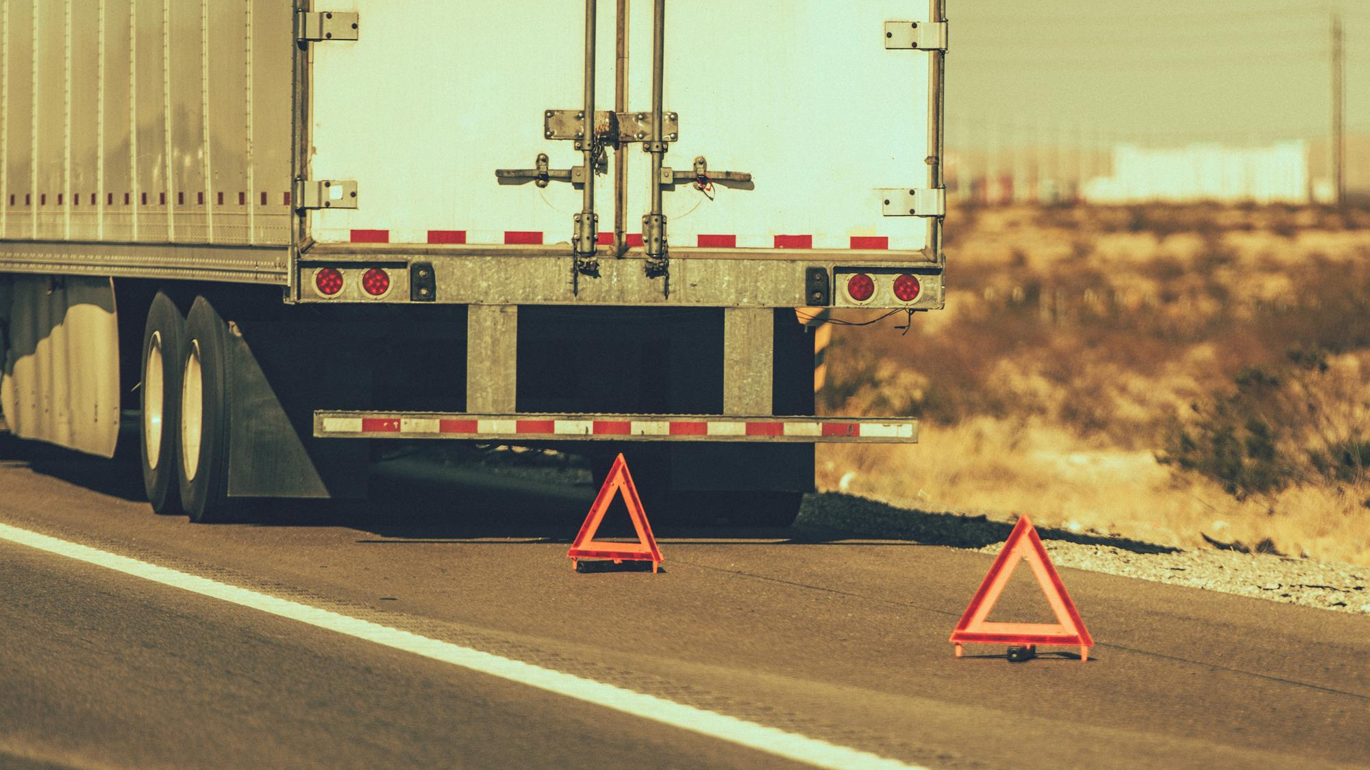 ¿Qué hacer cuando tu camión se detiene en carretera?: Guía rápida