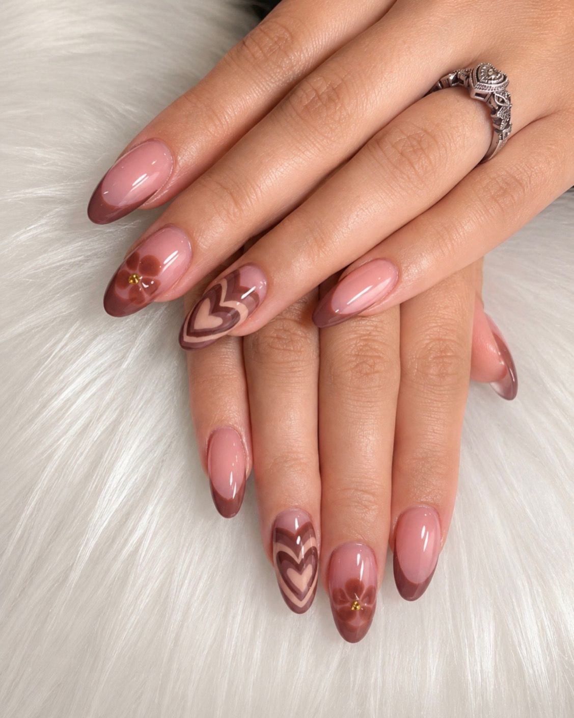 Cómo elegir hacia dónde apunta un corazón en tus uñas