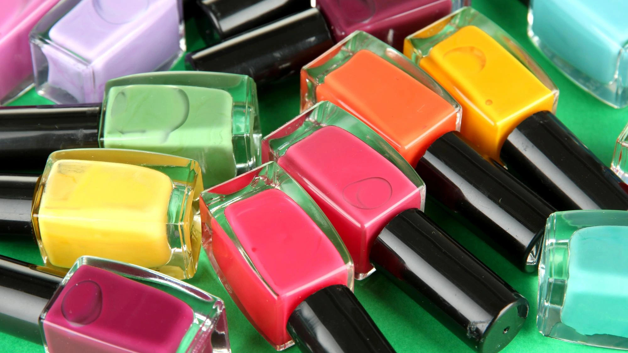 daily-habits-that-damage-your-nails-without-noticing