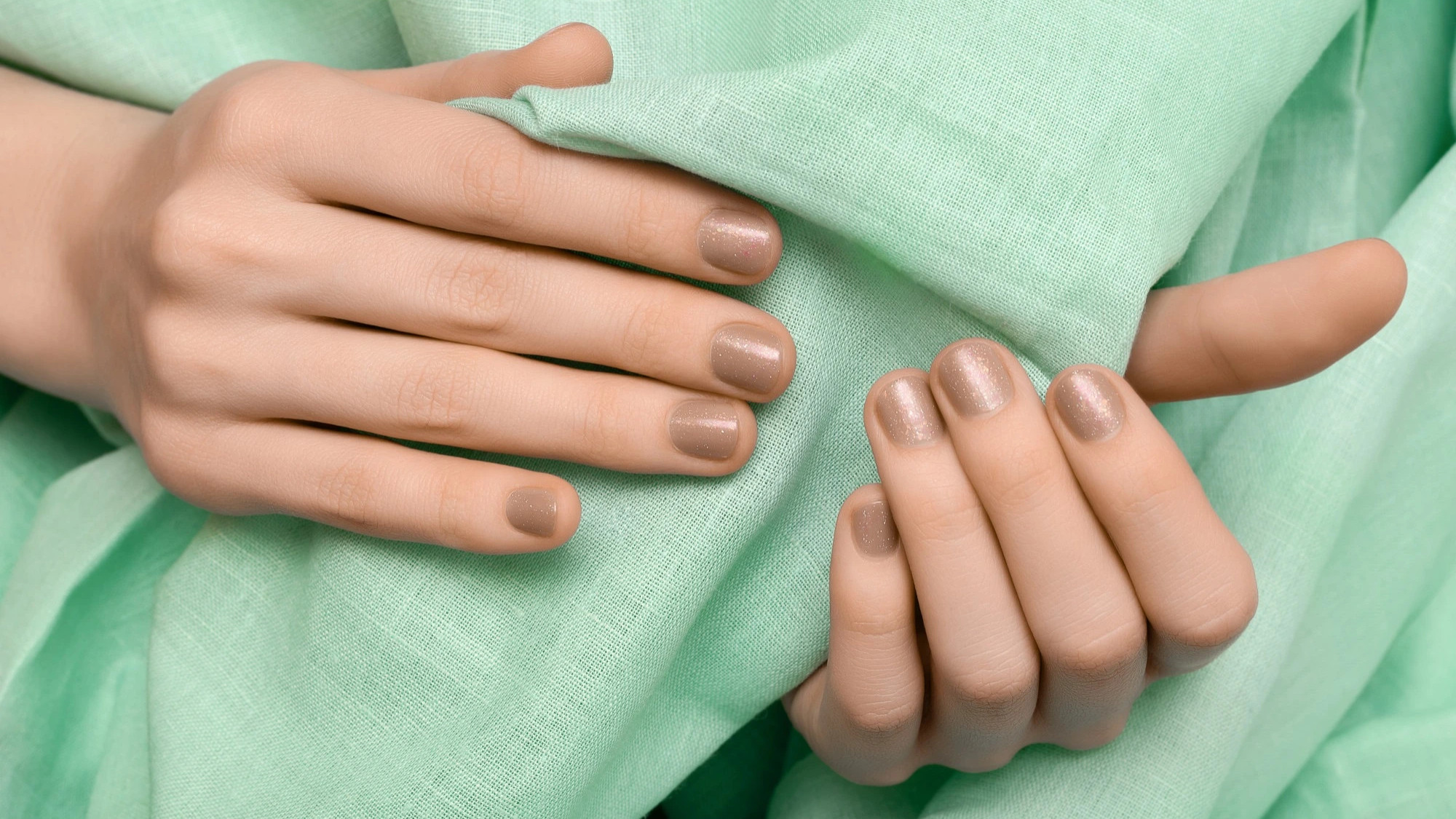 La base de unas uñas bonitas no es el esmalte, es el cuidado