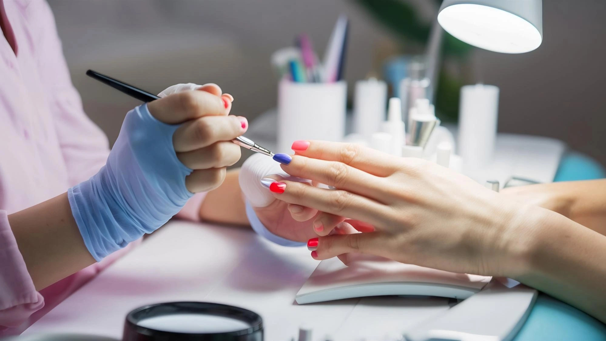 Nail art ideas for autumn: Warm tones and natural elegance