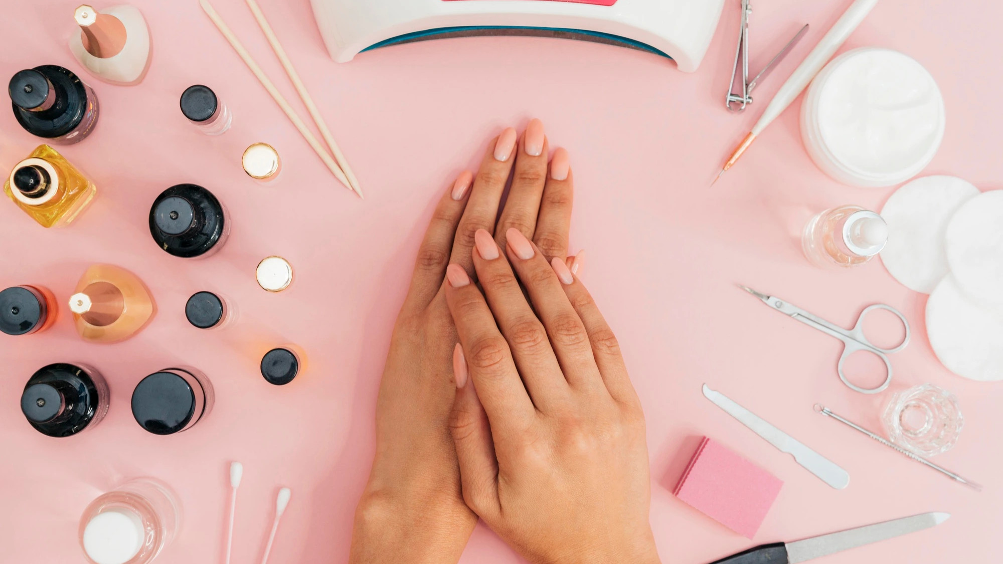 ¿Qué son las uñas naturales y por qué siguen siendo tan populares?